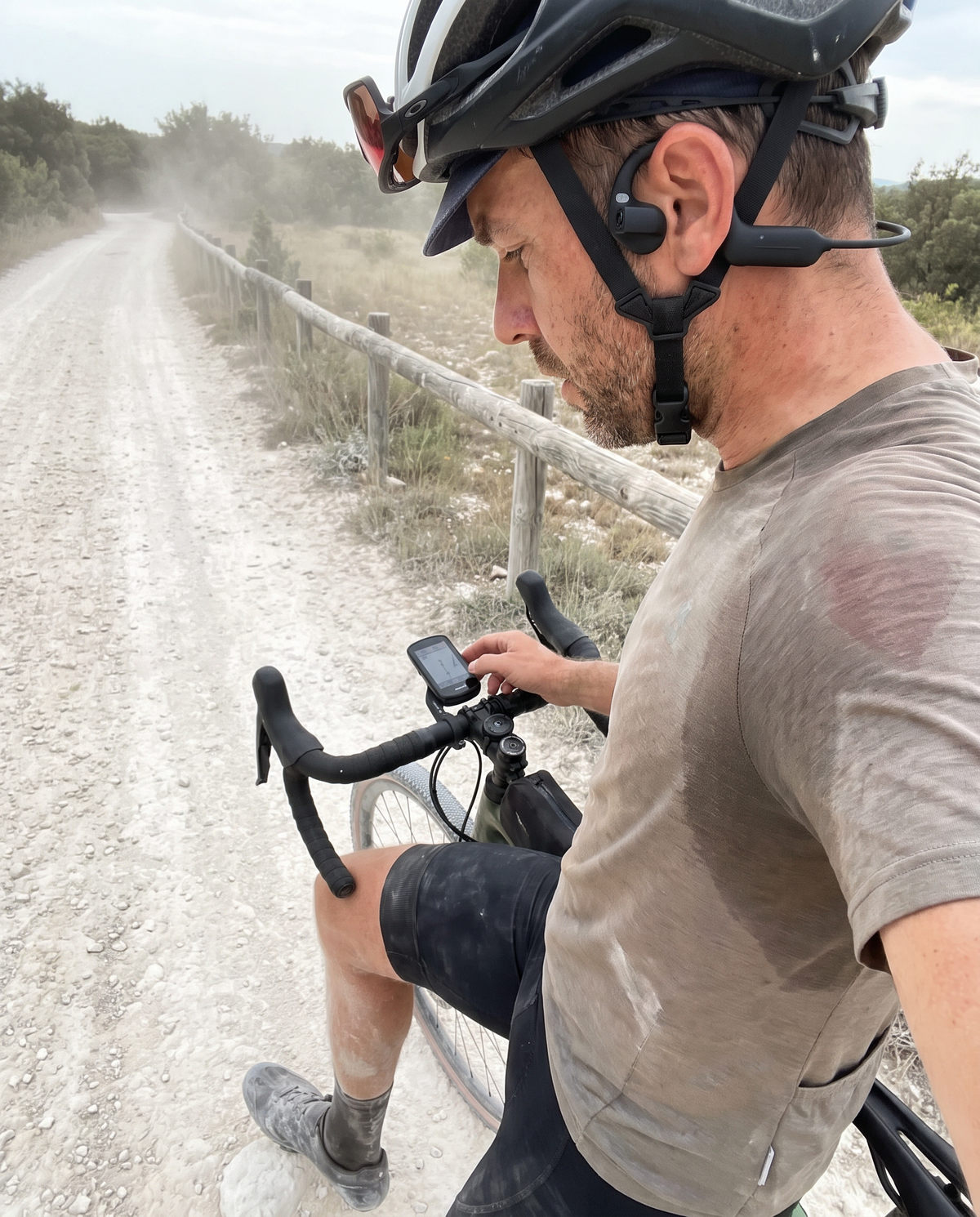 Cycliste gravel arrêté sur un chemin du Luberon avec OKULO